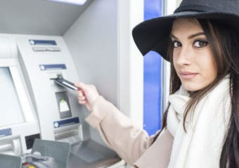 Jak wypłacić pieniądze z bankomatu (także bez karty)?